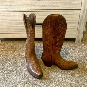 Women’s Size 6.5 Ariat snip-toe brown boots. Never worn/No box